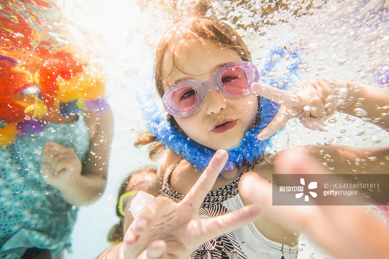 在游泳池里水下游泳的白人儿童图片素材
