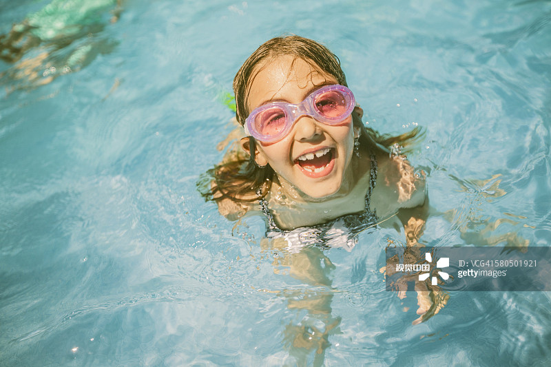 在游泳池里玩耍的白人女孩图片素材
