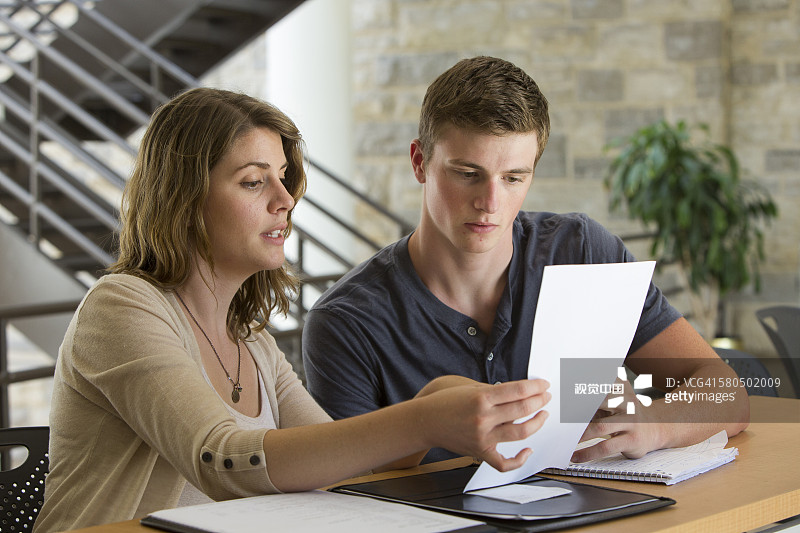 白人学生在桌前学习图片素材