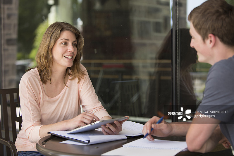 白人学生在桌前学习图片素材