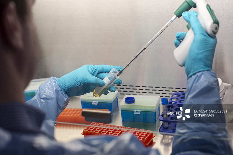 混血科学家在实验室用移液管吸取溶液图片素材
