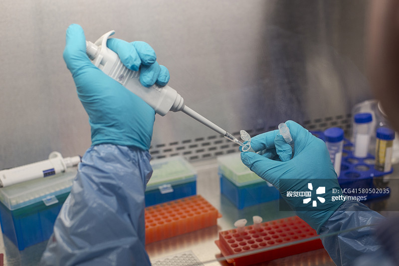 混血科学家在实验室用移液管吸取溶液图片素材