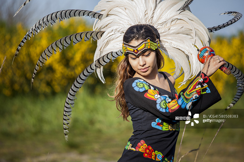 美国土著妇女在传统的头饰表演仪式图片素材