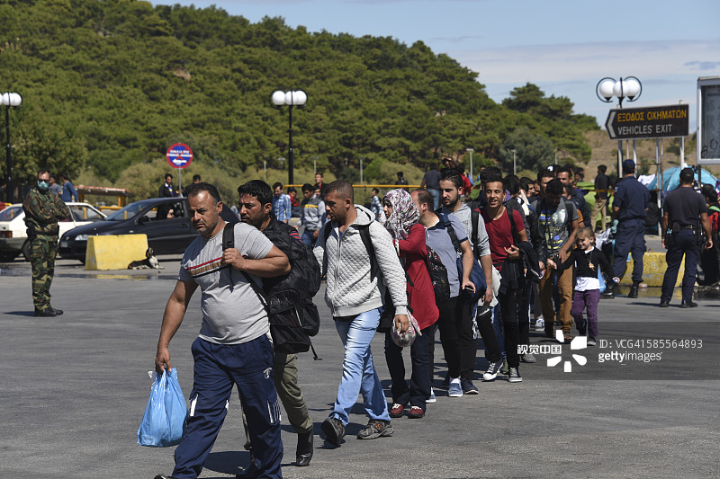 从希腊莱斯沃斯岛登上渡轮的难民图片素材