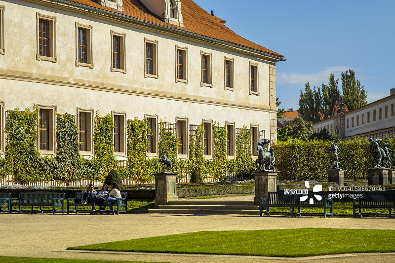 在巴洛克雕像旁放松的人们图片素材