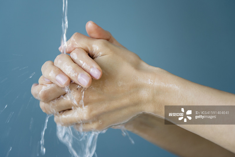 混血女人洗手的特写图片素材