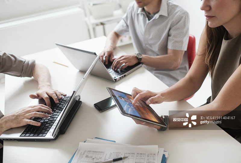 商务人士在办公室会议中使用技术图片素材