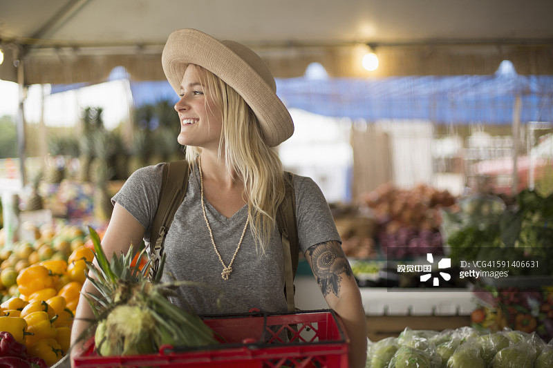 在农贸市场购买农产品的白人妇女图片素材