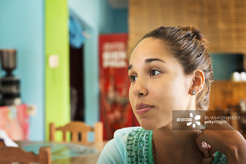 坐在咖啡馆里的西班牙裔妇女图片素材