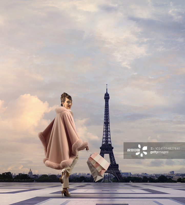 在巴黎埃菲尔铁塔附近散步的太平洋岛屿女人图片素材