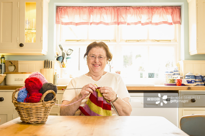 在厨房编织的白人妇女图片素材