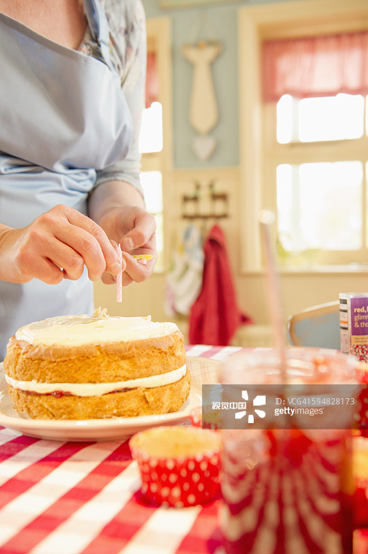 白人妇女装饰生日蛋糕图片素材