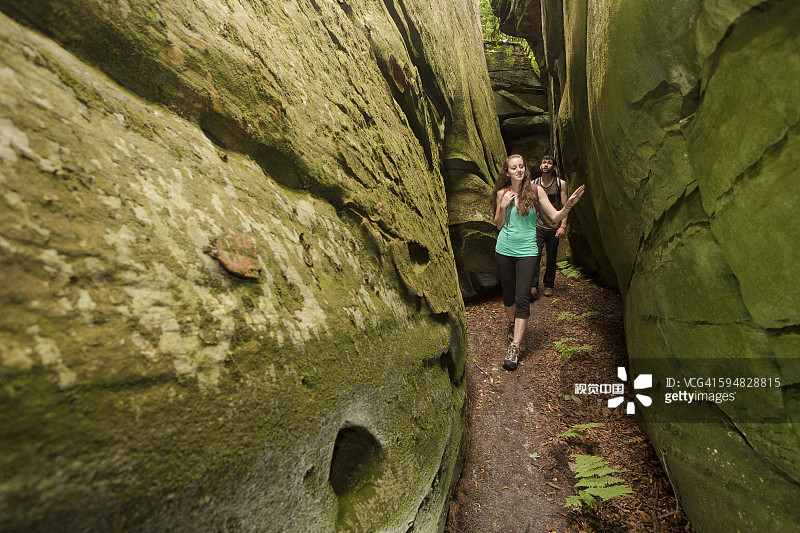 白种人夫妇在探索洞穴图片素材