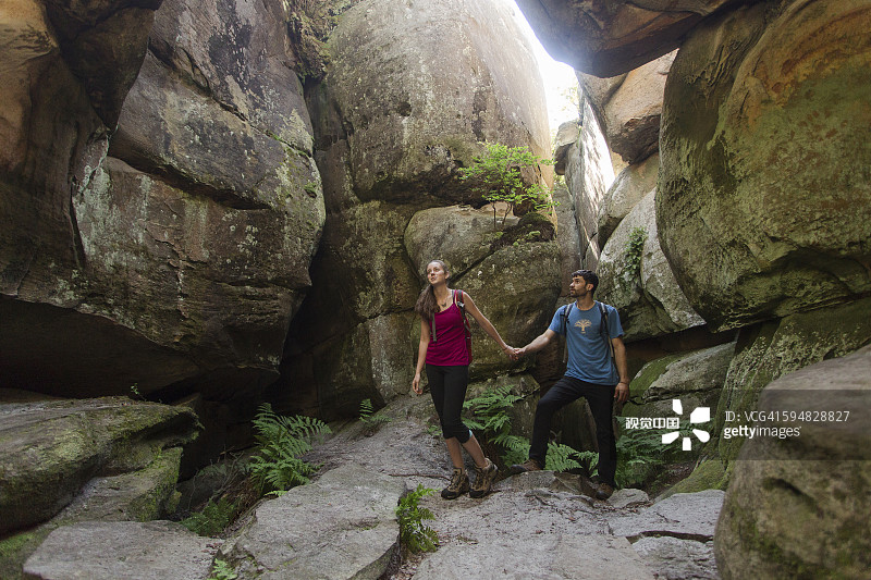 白种人夫妇在探索洞穴图片素材