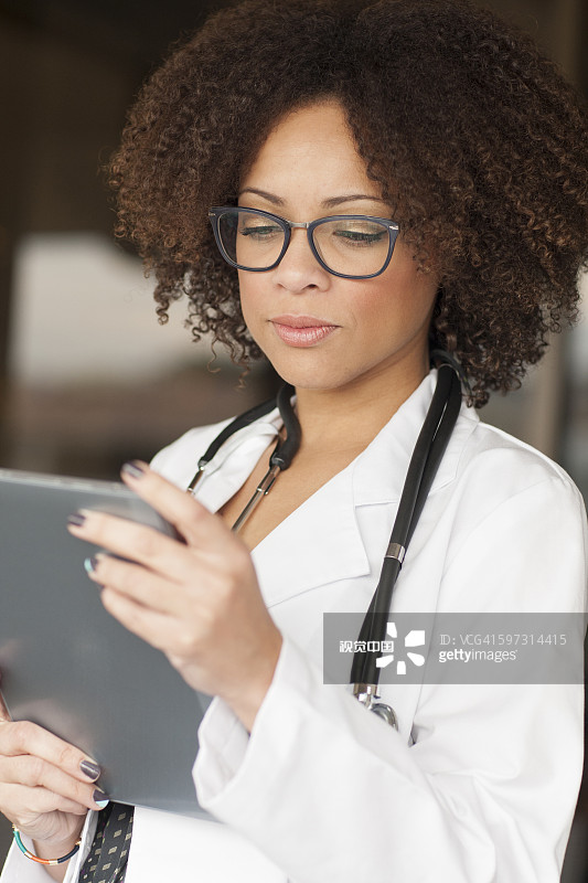 使用平板电脑的混血医生图片素材