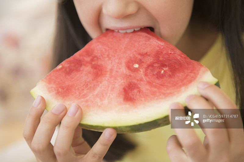 吃西瓜的女孩特写图片素材