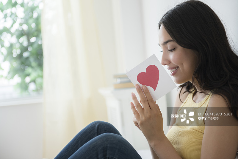 西班牙女人读浪漫卡片图片素材