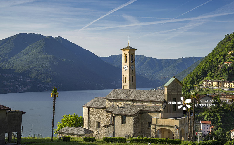 海滨教堂和科莫湖，阿杰尼奥，意大利图片素材
