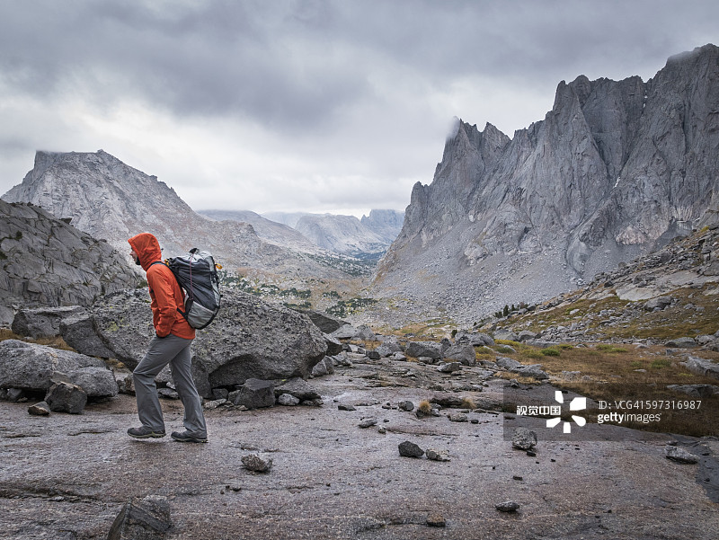 在山附近行走的白人徒步旅行者图片素材
