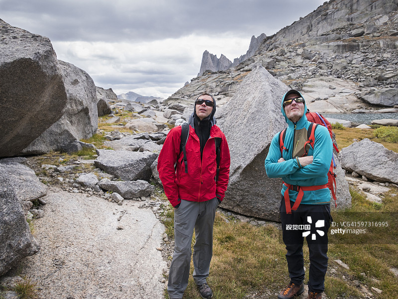 欣赏山腰的白人登山者图片素材
