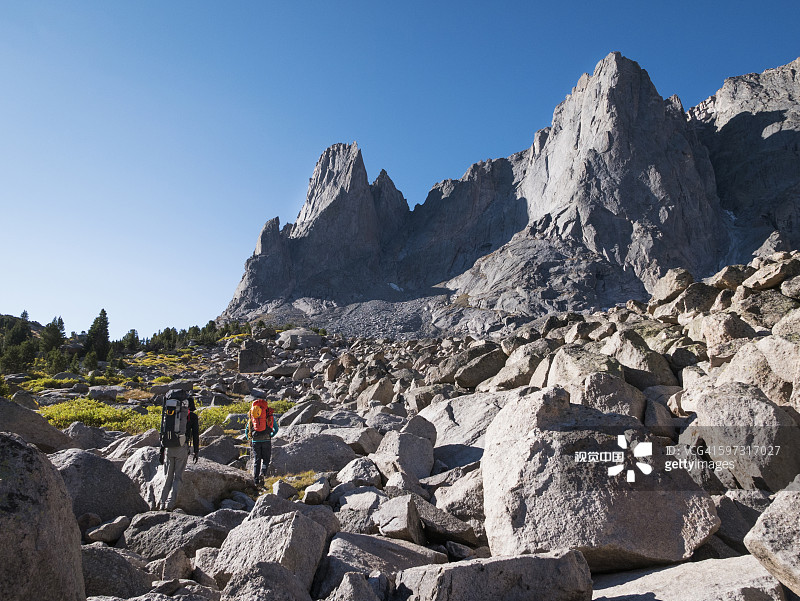 在岩石地上行走的白人徒步旅行者图片素材