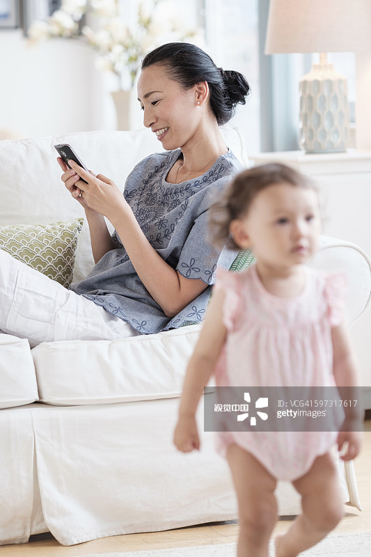 母亲玩手机，忽略了女儿图片素材