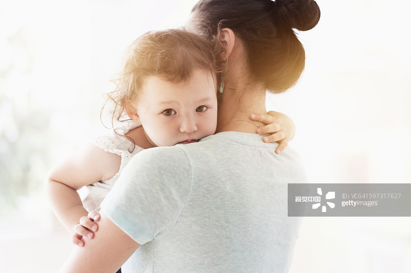 母亲抱着女婴图片素材