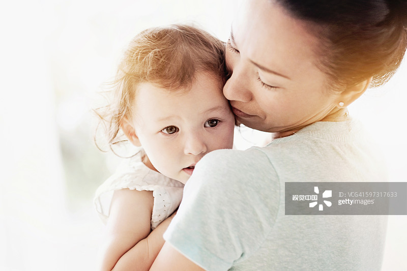 母亲抱着女婴图片素材