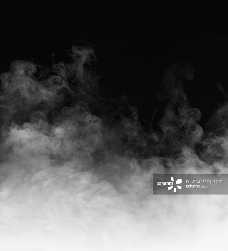 黑色背景上的上升蒸汽图片素材
