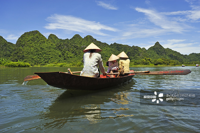 女人在连接到越南河内香寺的安溢河上划船图片素材