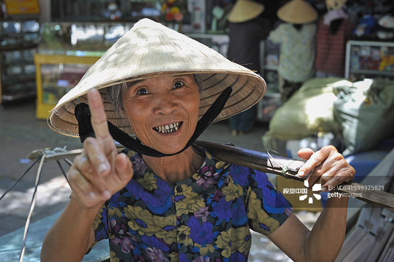 一位妇女的肖像在顺化，越南，东南亚街头贸易商图片素材