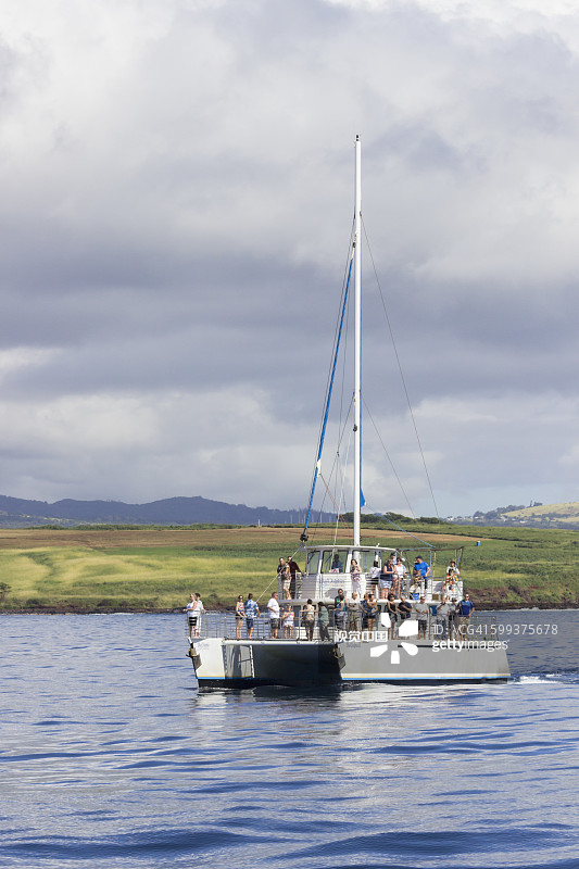 美国夏威夷考艾岛纳帕利海岸海上双体船观鲸巡游图片素材