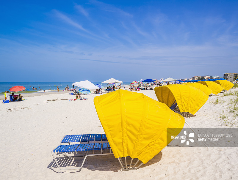 佛罗里达州马德拉海滩太阳躺椅上的黄色遮阳伞图片素材