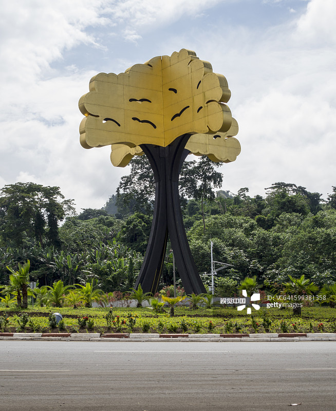 赤道几内亚马拉博首都环岛上的大型木棉树金属雕塑图片素材
