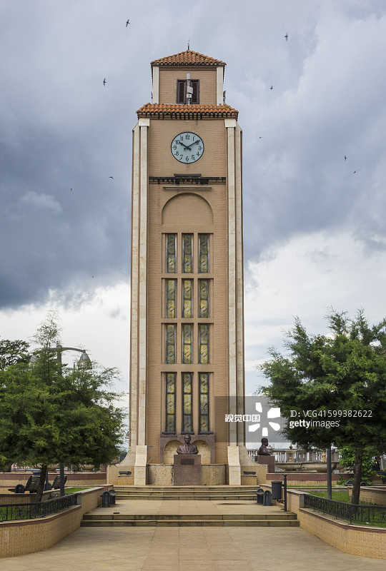 非洲赤道几内亚蒙戈莫，总统和国家元首家乡的钟楼和雕像图片素材