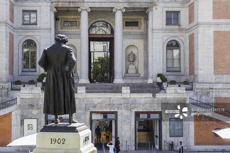 西班牙马德里普拉多博物馆外的戈雅雕像图片素材