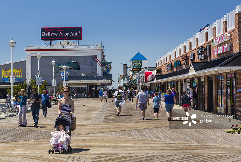 美国马里兰州，游客在海洋城市木板路上漫步图片素材