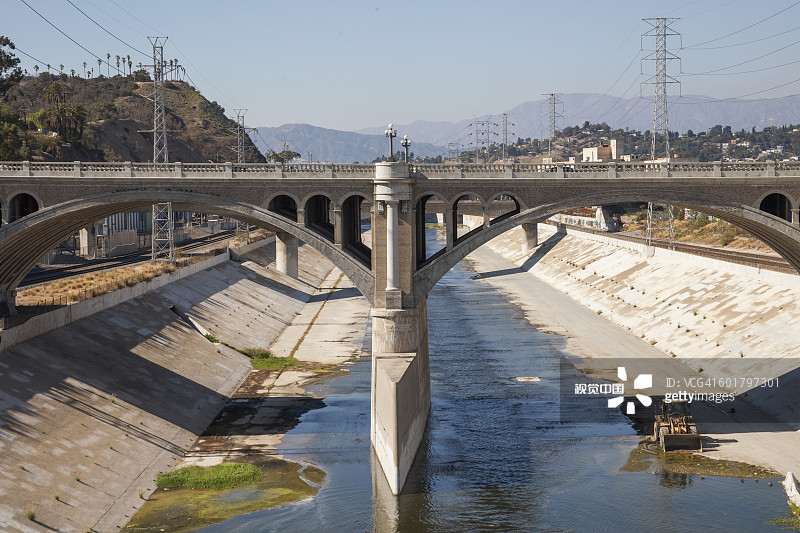 洛杉矶河城市高架引水渠上的桥梁，美国加利福尼亚州洛杉矶图片素材