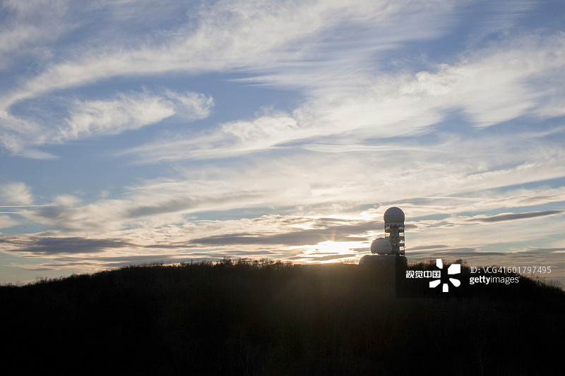 多云天空下乡村山顶上的筒仓图片素材
