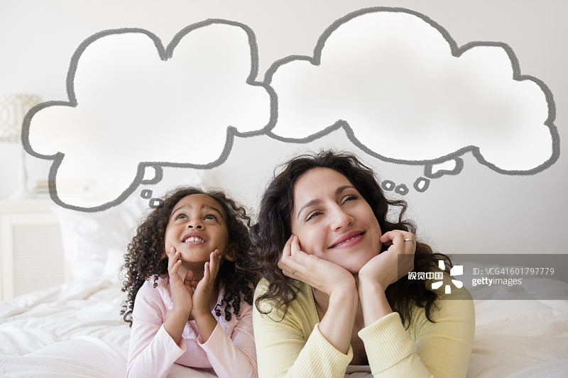 在床上思考的母女图片素材