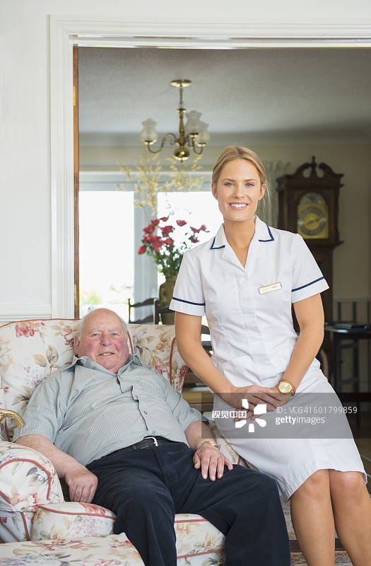 笑容满面的白人护士和病人图片素材