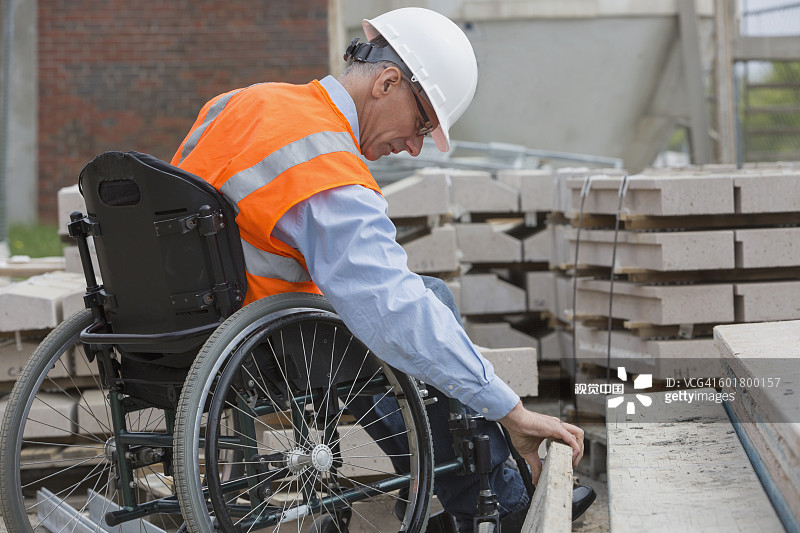 在建筑工地工作的白人工程师图片素材