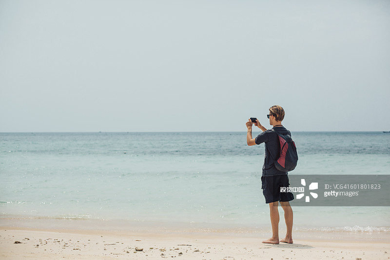 白人男子拍摄海景图片素材