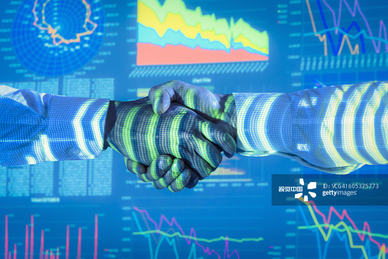 商人们握手，展示图形化财务数据特写图片素材