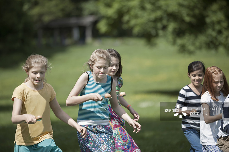 在德国慕尼黑公园参加鸡蛋竞走比赛的女孩们图片素材