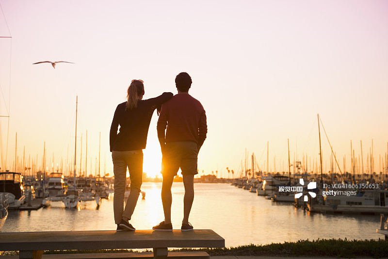 西班牙裔夫妇欣赏码头图片素材