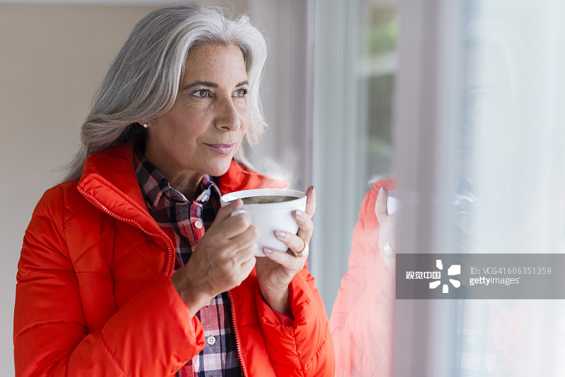 在窗边喝咖啡的白人女子图片素材