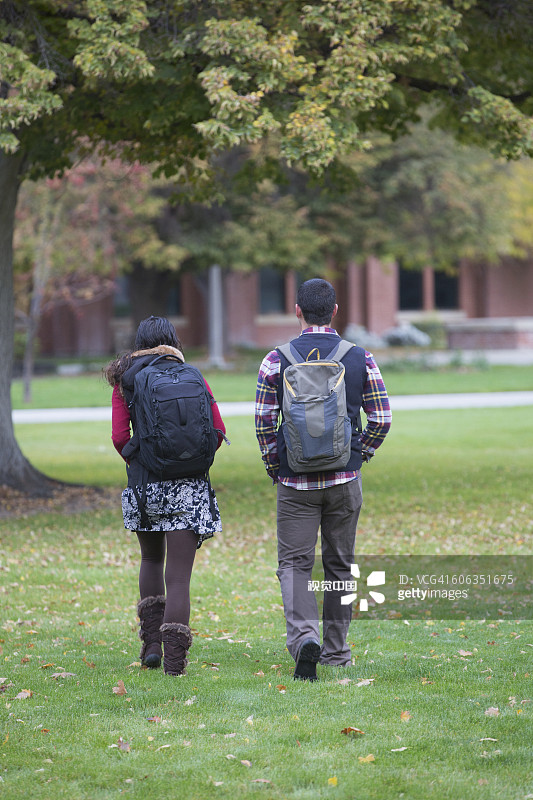 大学生在校园里散步图片素材