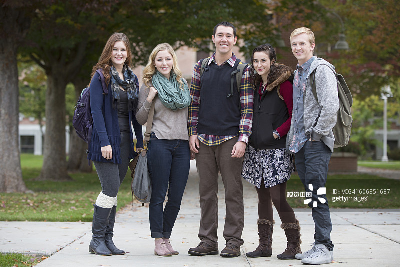 校园里微笑的大学生图片素材