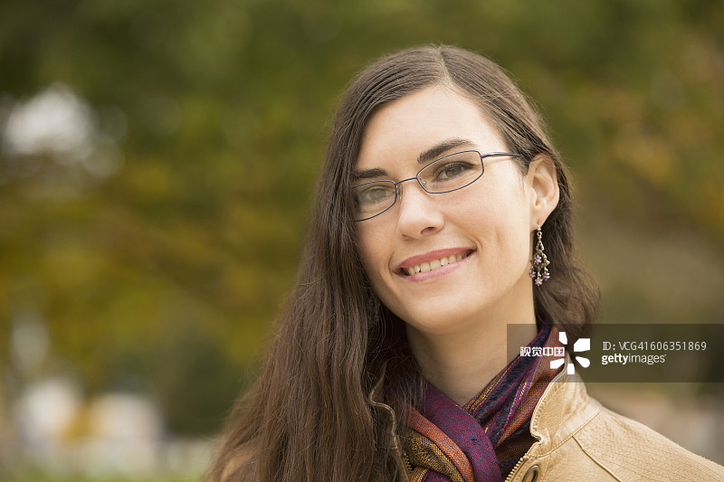 户外微笑的白人女性图片素材